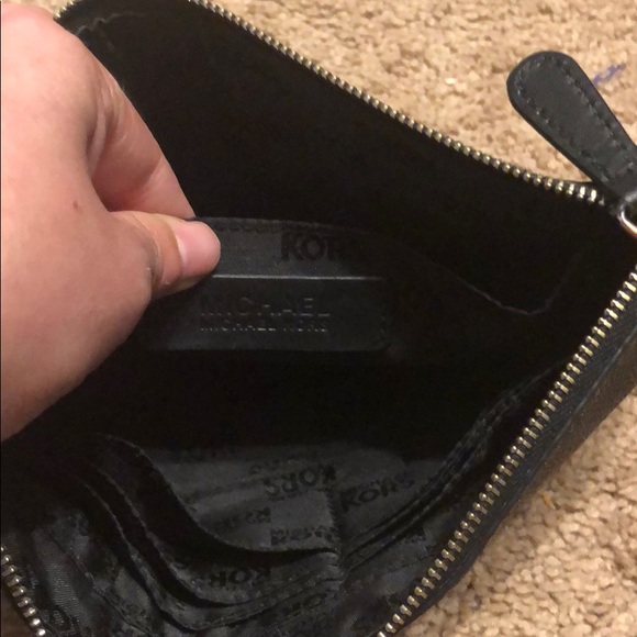 Excellent condition large MK crossbody - Picture 6 of 7